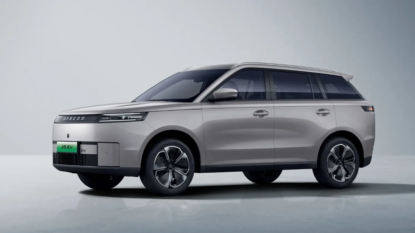 Jaecoo J5 EV in Fjord Grey, front three-quarter studio view.