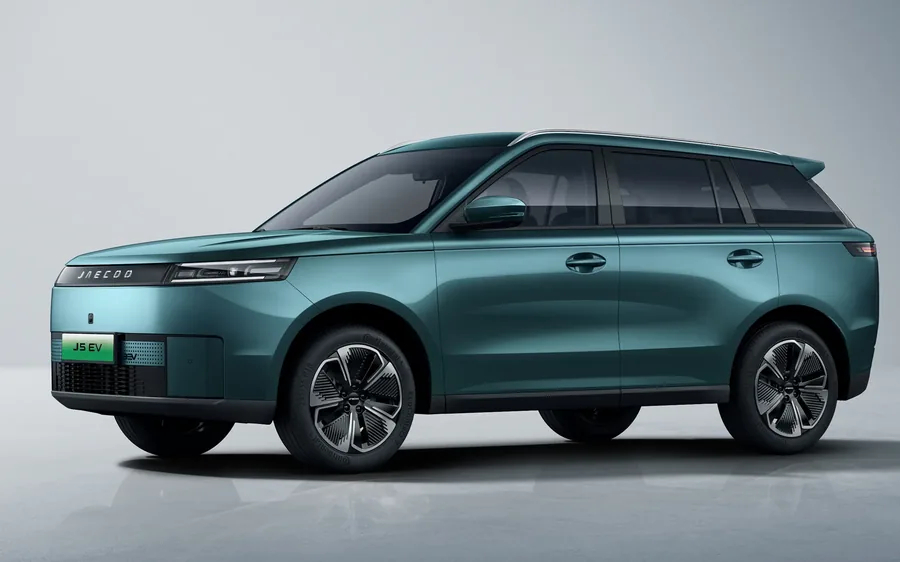Jaecoo J5 EV in Alpine Green, three-quarter front view.